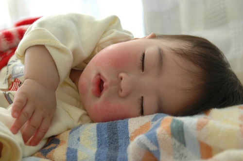 Giấc ngủ trưa sẽ giúp cho con bạn nạp đủ năng lượng trí nhớ thông minh 