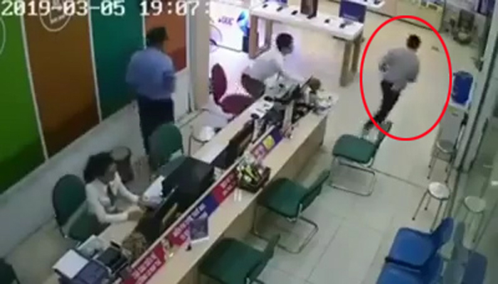 Hình ảnh nam thanh niên cầm điện thoại bỏ chạy được camera ghi lại. (Ảnh: Nguyễn Hải Sơn)