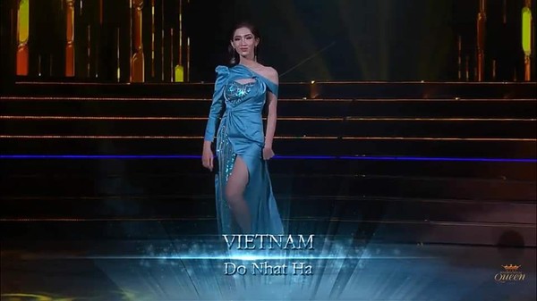 Đầm dạ hội rườm rà, sến sẩm được Nhật Hà lựa chọn thi bán kết.     