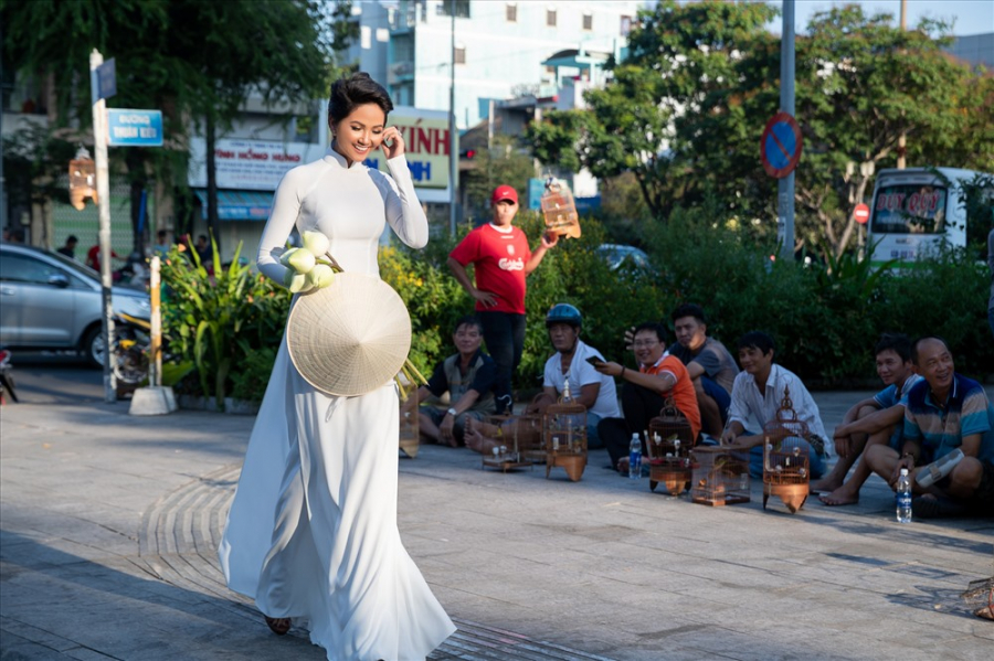  H'Hen Niê xuất hiện xinh đẹp trong tà áo dài trắng.