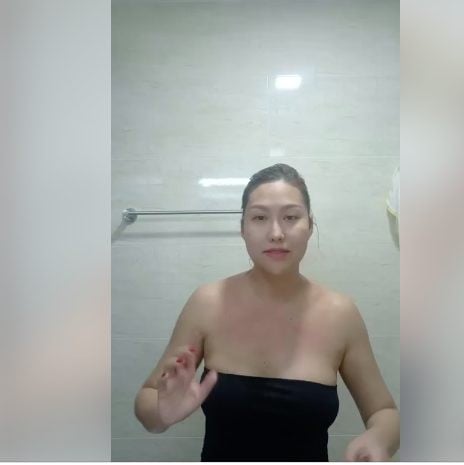 Phi Thanh Vân gây sốc khi để lộ thân hình xồ xề sau 15 lần phẫu thuật thẩm mỹ.
