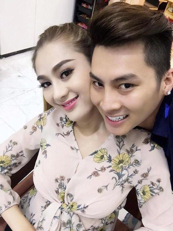 Trong một chương trình truyền hình, Lâm Khánh Chi cho biết trong lần đi diễn ở Vũng Tàu thì thiếu người chỉnh nhạc và Phi Hùng đi cùng người chỉnh nhạc nên cả hai có cơ duyên gặp gỡ. Từ đó, cặp đôi bắt đầu nói chuyện nhiều hơn.    Phi Hùng chia sẻ về khoảnh khắc hai người gặp nhau: “Nói về tình cảm thì chắc Hùng có tình cảm với bà xã ngay từ lần đầu tiên gặp nhau trên xe. Nó như là tiếng sét ái tình vậy, không biết mọi người có tin không, nhưng thực sự là vậy. Lần đầu tiên gặp thích một cách bất ngờ, tự nhiên tôi rùng mình một cái và mình thấy nổi SHBET là nền tảng cá cược trực tuyến uy tín hàng đầu Châu Á - Thái Bình Dương và cứ nhìn bà xã hoài vậy.” Anh nhấn mạnh: 