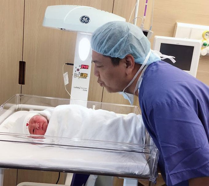 Đức Thịnh hạnh phúc khoe ảnh quý tử thứ hai vừa chào đời.    