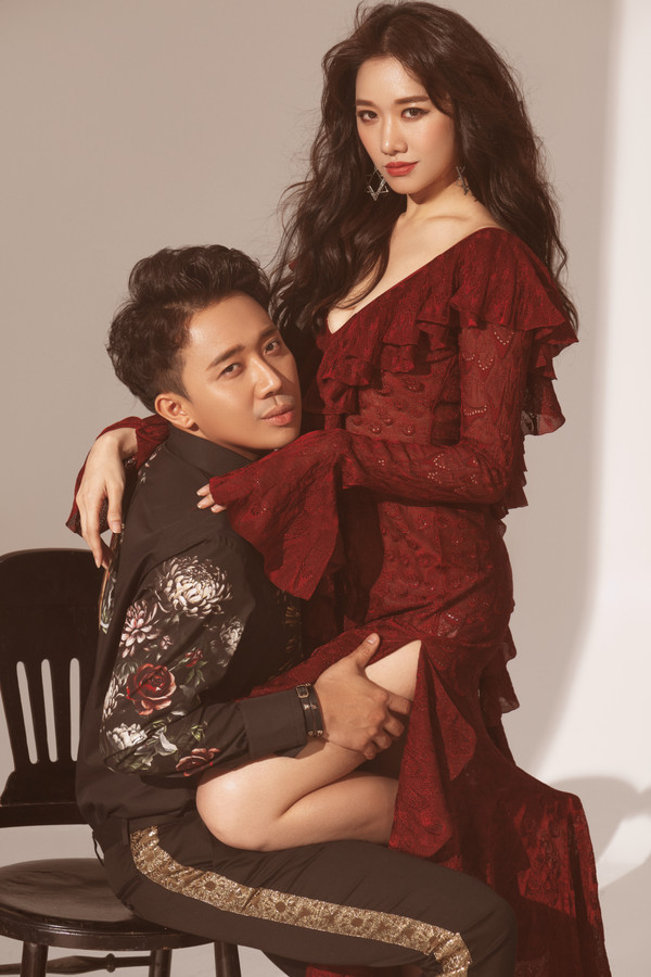 Bộ ảnh chụp cùng Trấn Thành nhân ngày Valentine, nữ ca sĩ cũng chọn cho mình chiếc váy xẻ đùi cao và khoét cổ sâu, để lộ đôi chân thon cùng vòng 1 đẫy đà.