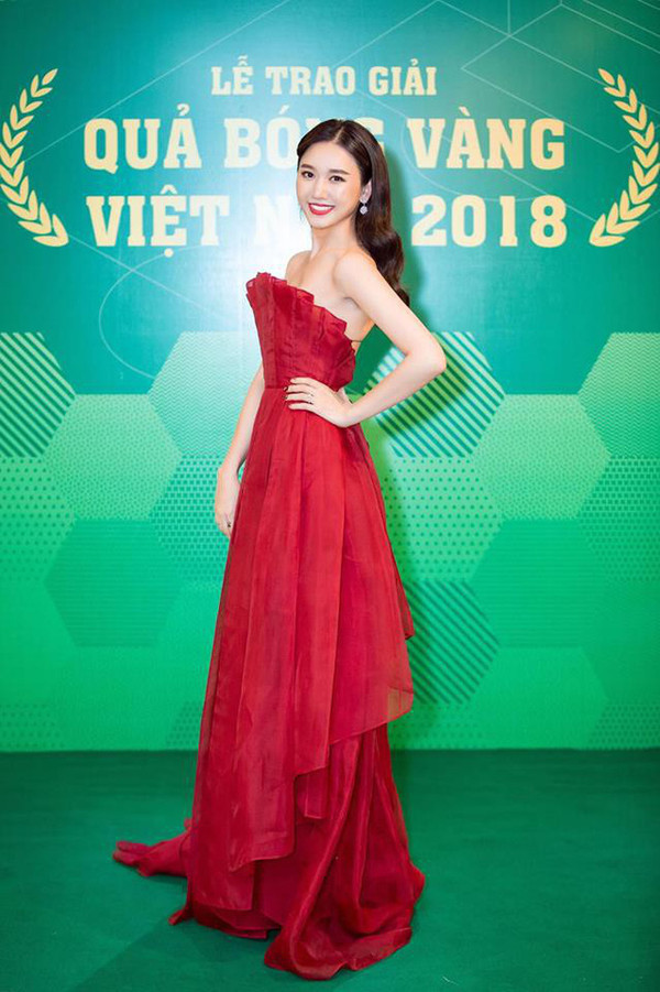 Một thiết kế cúp ngực tinh tế của chiếc đầm này giúp Hari khoe vòng 1 khủng mà không hề gây phản cảm.    