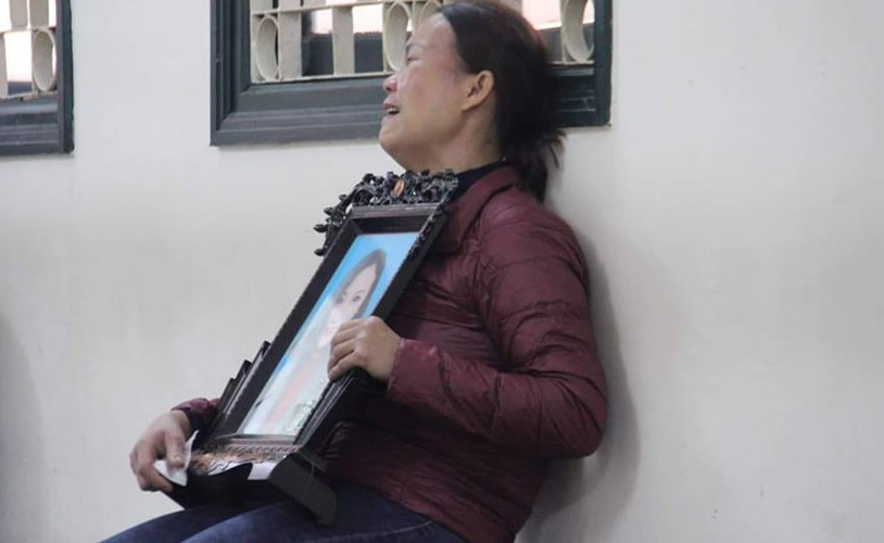 Mẹ nạn nhân ôm di ảnh khóc ngất tại Toà.