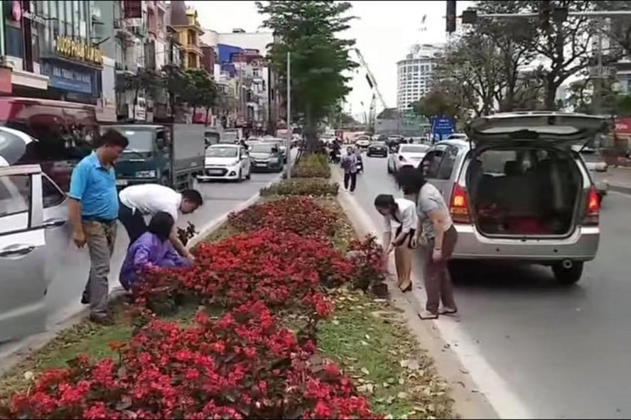 Người dân dừng xe đông ở một đoạn đường Kim Mã. Ảnh cắt từ clip.