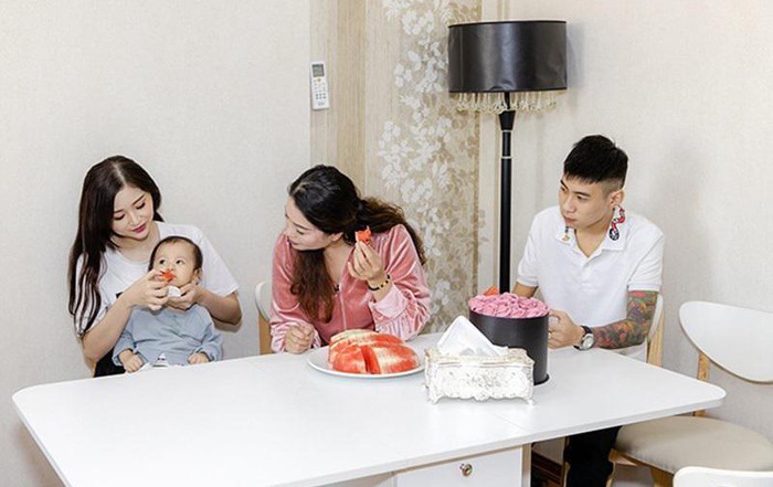 Bộ bàn ăn này cũng rất tiện lợi vì khi không dùng đến, cô có thể gập lại    