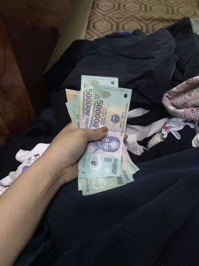 Số quỹ đen của chồng bị cô vợ phát hiện trong quá trình dọn tủ quần áo.