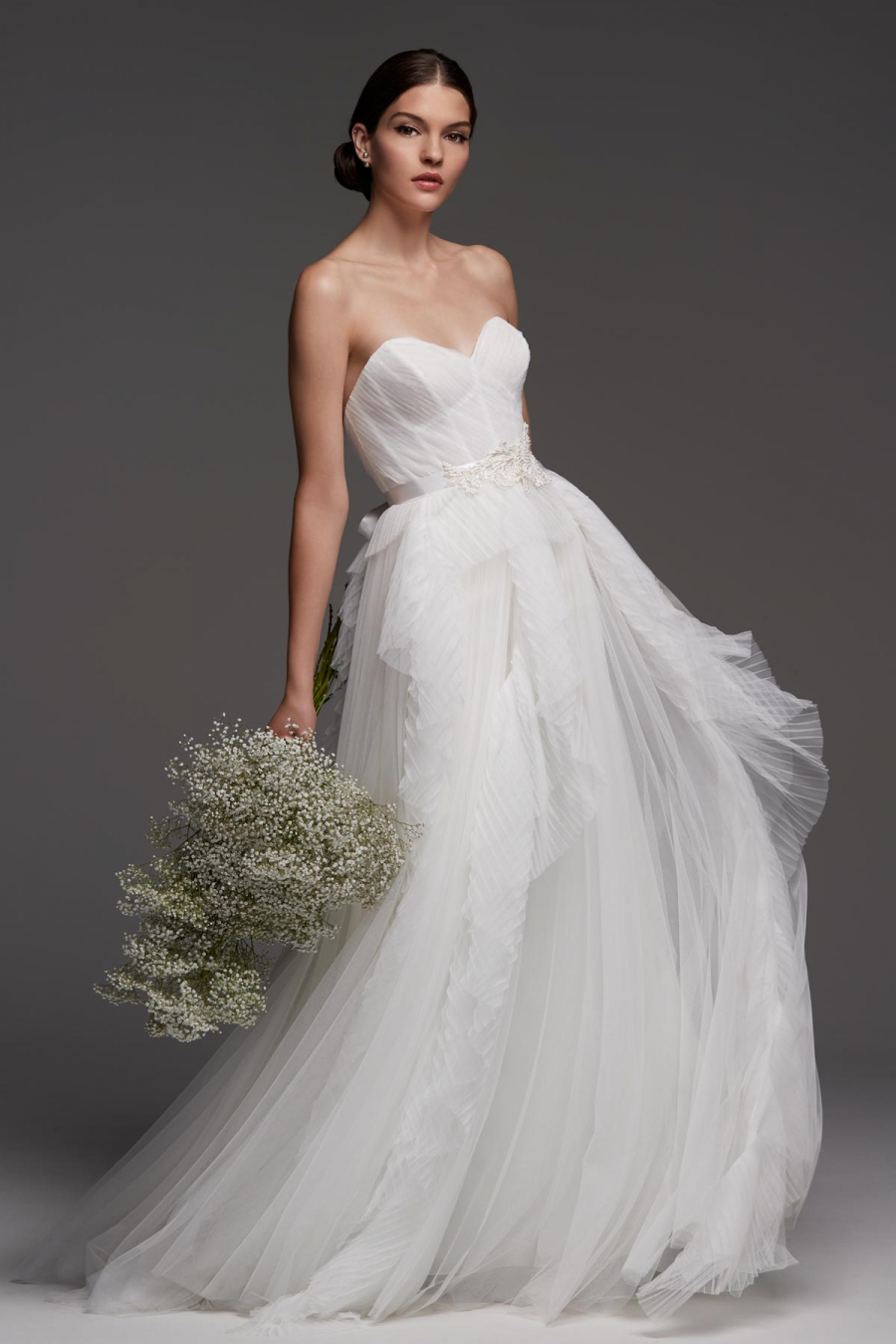 Một chiếc váy cúp ngực  thanh lịch với kiểu dáng lấy cảm hứng từ corset, cùng các lớp xếp nếp, xếp li mềm mại kết hợp kiểu váy chữ A sẽ là lựa chọn hoàn hảo cho bạn.  