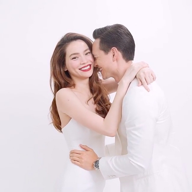 Mới đây, nữ ca sĩ Đoan Trang đã đăng tải trên trang cá nhân dòng trạng thái “than thở” ông xã ngoại quốc đã vô tình “phá hoại” ý nghĩa ngày 8/3. Cụ thể, do ông xã cô quá quan tâm, yêu chiều vợ đến nỗi đối với Đoan Trang ngày nào cũng là ngày Quốc tế Phụ nữ, vậy nên cô chẳng màng gì đến ngày 8/3 nữa.    Bất ngờ là ngay sau đó, Hà Hồ đã bình luận tỏ thái độ “đồng cảm” với Đoan Trang: “Hình như mấy ông bên đó toàn thế chị ạ” và ngay lập tức Đoan Trang đã đoán được người đàn ông được Hà Hồ nhắc đến là ai. “À thế ông Kim cũng phá hoại 8/3 của bà Hà rồi… cho 2 ông về 1 đội Hà à!”, Đoan Trang thích thú bình luận.    Trùng hợp là cả ông xã Đoan Trang và nam diễn viên Kim Lý đều là người gốc Thụy Điển. Qua những lời “trách yêu” của 2 ca sĩ, có thể thấy “nửa kia” của cả 2 đều là những người đàn ông vô cùng chu đáo, quan tâm hết mực đến vợ, người yêu.