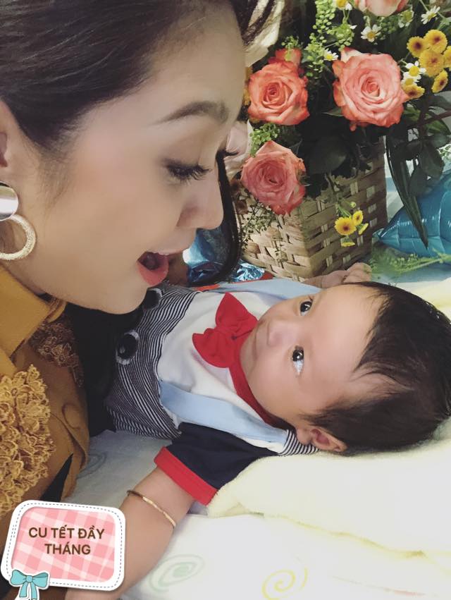 Biểu cảm đáng yêu của quý tử nhà Đức Thịnh - Thanh Thúy khiến dân mạng thích thú.     