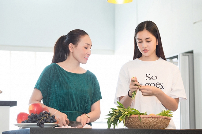 Nhân dịp mẹ vào Sài Gòn thăm gần ngày Quốc tế Phụ nữ 8/3, Tiểu Vy đã có những giây phút “nhắng nhít” và tình cảm bên mẹ cùng nấu ăn. Hoa hậu Tiểu Vy có lịch trình khá bận rộn, vì vậy cô ít có thời gian về thăm nhà, chính vì vậy mẹ cô luôn tranh thủ thời gian để thăm con gái. Thế nhưng không vì thế mà Tiểu Vy xa cách với Shbet111 slot, casino, thể thao, xổ số. Tiểu Vy chia sẻ hàng ngày Vy và mẹ đều nói chuyện điện thoại, không nhiều thì ít. Được biết, Tiểu Vy vẫn thỉnh thoảng về Hội An thăm Shbet111 slot, casino, thể thao, xổ số khi có lịch trình trống, và mẹ cô cùng thường vào Sài Gòn thăm con gái nên tình cảm mẹ con rất thân thiết. Xuất hiện trong loạt hình cùng mẹ nấu ăn nhân ngày 8/3, mẹ Tiểu Vy gây bất ngờ về độ “hack” tuổi, đứng bên con gái, mẹ con nàng Hậu như bước ra từ từ một clip quảng cáo. Dễ dàng nhận thấy Hoa hậu Tiểu Vy thực sự thừa hưởng nhiều nét đẹp từ mẹ bởi mẹ cô khá trẻ trung và sở hữu gu ăn mặc rất bắt mắt. 