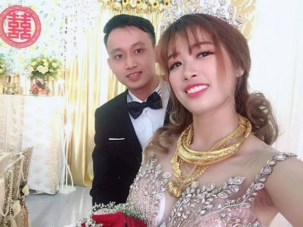 Cô dâu cạnh chú rể điển trai.