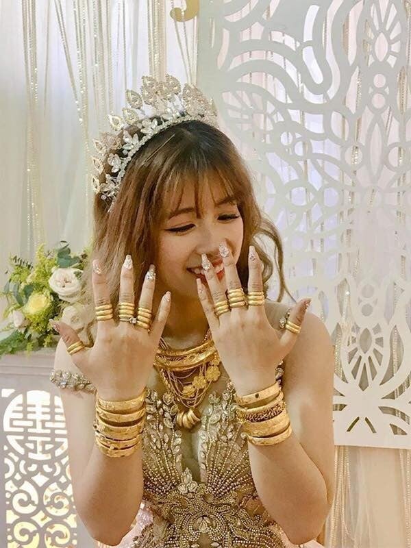 Cô dâu xinh đẹp, rạng rỡ trong ngày cưới với của hồi môn vô cùng... nặng kí