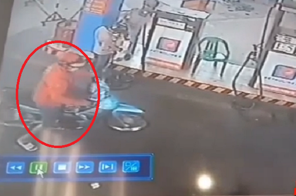 Nam thanh niên lấy chiếc xe máy rồi nhanh chóng tẩu thoát.