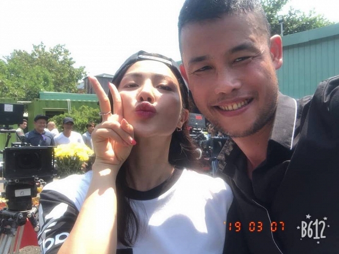 Cách đây không lâu, Hiệp Gà bất ngờ chia sẻ tấm ảnh chụp cùng một cô gái và viết: 