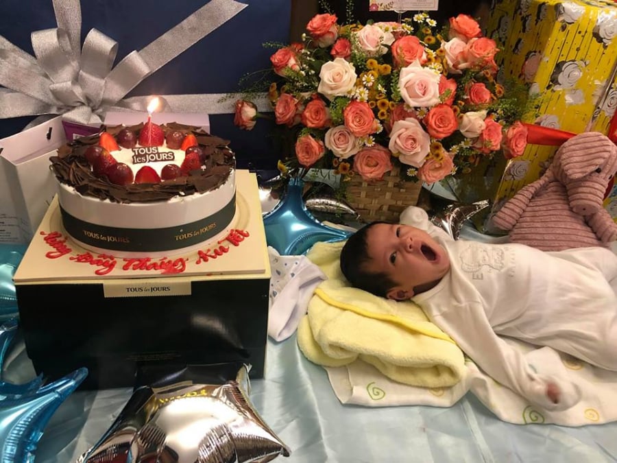 Mới đây, diễn viên Thanh Thuý bất ngờ chia sẻ những khoảnh khắc đáng yêu trong lễ đầy tháng của con trai thứ hai là cu Tết. Cô viết: 
