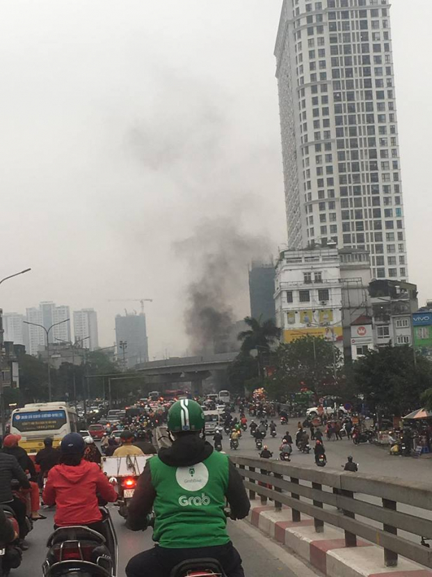 Nhìn từ xa khói từ đám cháy bốc lên nghi ngút.