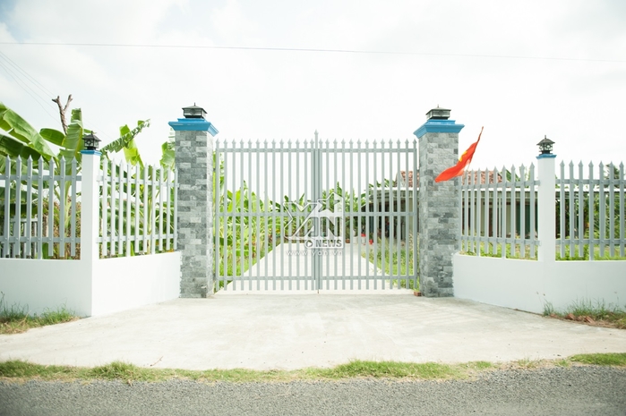 Ngôi nhà được kiên cố hàng rào khá chắc chắn.    