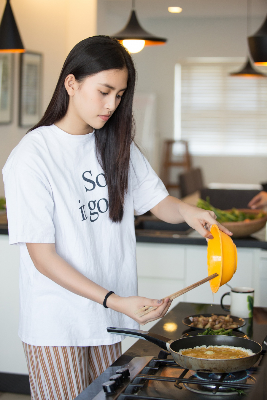 Vẻ đẹp dịu dàng của Tiểu Vy được thừa hưởng từ mẹ của mình