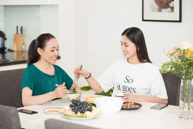 Hoa hậu và mẹ có gương mặt vô cùng giống nhau 