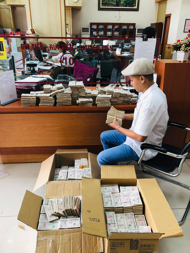 Thanh niên mang 3 thùng tiền mệnh giá 2000 đồng đến ngân hàng gửi tiết kiệm.