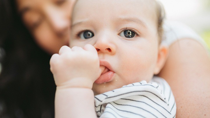Trẻ hay mút tay tưởng như tật xấu nhưng lại là thói quen tốt bởi nó giúp trẻ phát triển khả năng tư duy