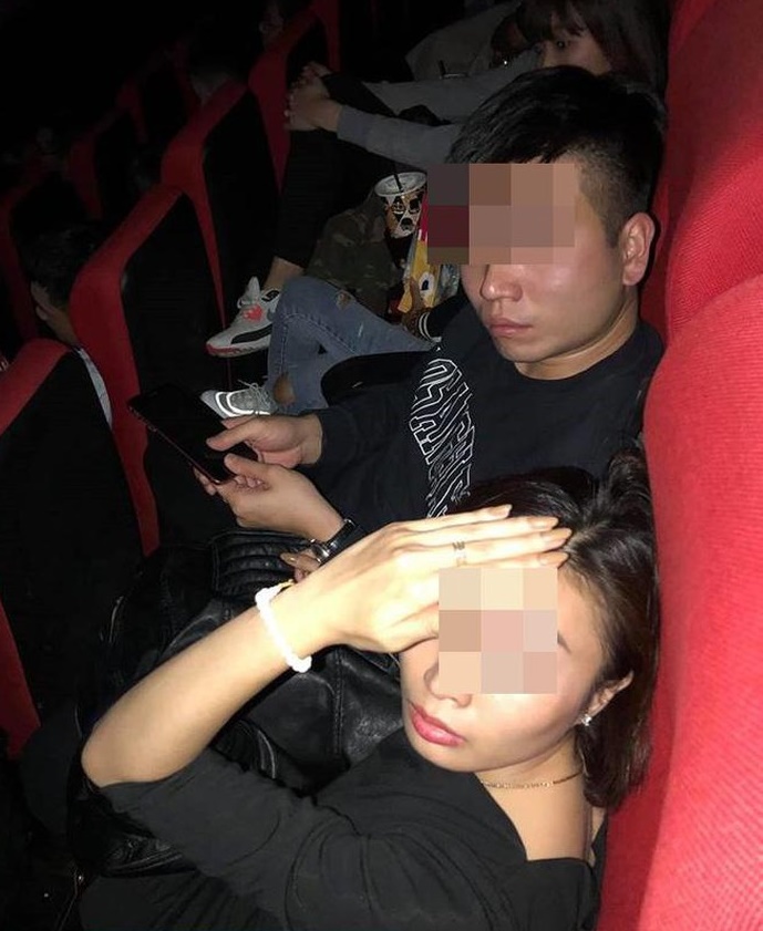 Vợ soi đèn điện thoại bắt quả tang chồng đi xem film với bồ nhí.