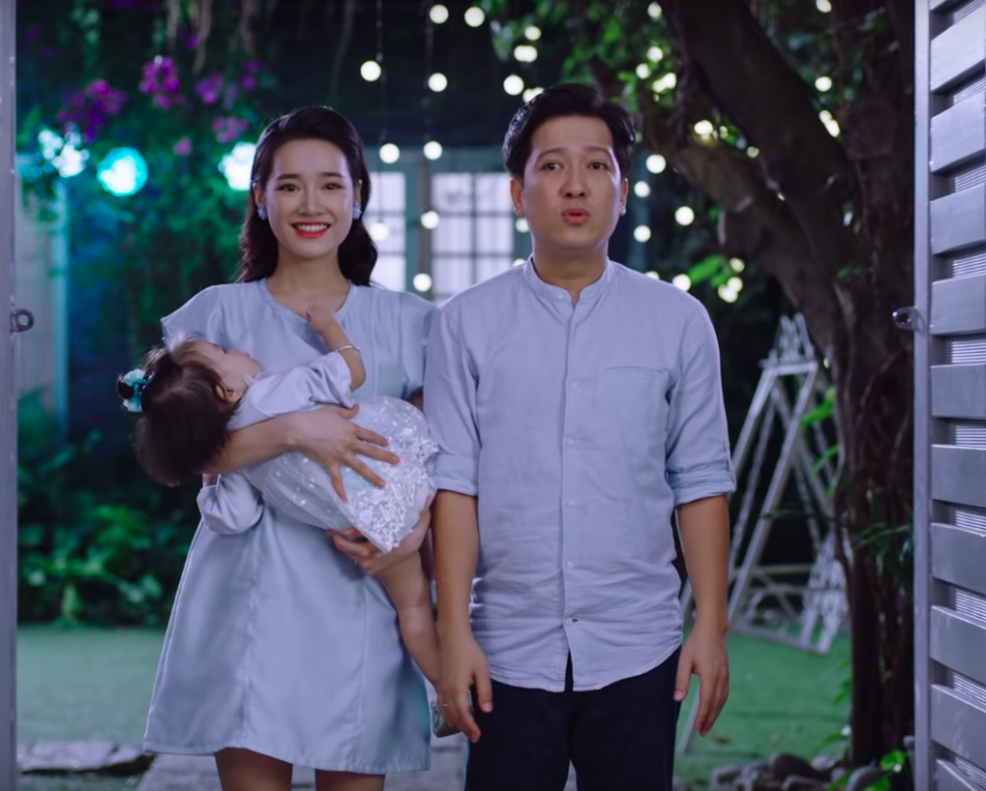 Mới đây, Nhã Phương đã gây bất ngờ khi tham gia sản phẩm chung với ông xã. Theo đó, cả hai vào vai một cặp vợ chồng hạnh phúc với con nhỏ sau hôn nhân. Trong clip, Nhã Phương và Trường Giang cùng chăm sóc một bé gái. Mặc dù chua lên tiếng xác nhận nhưng có vẻ như đây là câu trả lời mà cặp vợ chồng hot nhất nhì showbiz muốn gửi đến khán giả. Đặc biệt nó còn thêm phần củng những thông tin về chuyện con cái của anh từ trước Tết đến nay là sự thật.  Đây cũng là lần hiếm hoi Nhã Phương, Trường Giang diễn xuất chung sau khi về chung một nhà và nữ chính gây bất ngờ bởi ngoại hình xinh đẹp, vóc dáng thon gọn sau khi bị đồn sinh con đầu lòng. Nhã Phương khiến nhiều người bất ngờ với vẻ ngoài khác lạ nhưng vẫn rất trẻ trung và xinh đẹp. Có thể thấy, cả hai đều đang rất hạnh phúc bởi những dự án gần đây của họ đều xoay quanh hình ảnh vợ chồng trẻ với Shbet111 slot, casino, thể thao, xổ số nhỏ êm ấm. Điều này cũng khiến họ nhanh chóng ghi điểm hơn với khán giả.         
