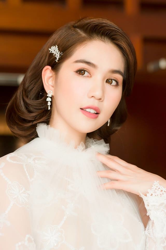 Lối trang điểm nhẹ nhàng kết hợp tạo Link Vào SHBET88 Mới Nhất xoăn cụp của những quý cô những năm thập niên 70 - 80, Ngọc Trinh toát lên thần thái sang trọng ngút trời.    