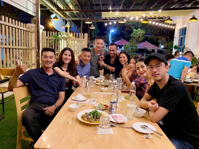 Đầu tháng 2/2019, diễn viên Thân Thúy Hà đã sinh con thứ hai tại Mỹ. Ở nơi xa xứ, nữ diễn viên luôn thể hiện nỗi nhớ nhung con trai đầu của cô và bạn bè. Sau khi hạ sinh con gái thứ 2 tại Mỹ vào đầu tháng 2/2019, Thân Thúy Hà đã trở về Việt Nam vào đúng ngày 8/3.    Trên trang cá nhân, nữ diễn viên chia sẻ niềm vui mừng, hạnh phúc khi được đoàn tụ cùng con trai Duy Anh và còn được cậu bé đặc biệt dành tặng món quà nhân ngày Quốc tế Phụ nữ. Vậy là, sau hơn 1 tháng sinh con tại Mỹ, diễn viên Thân Thúy Hà đã sắp xếp thời gian về Việt Nam để gặp người thân và bạn bè. Sau nhiều tháng dưỡng thai ở Mỹ, Thân Thúy Hà ngay lập tức nhận được nhiều lời chúc mừng từ bạn bè, người thân. Đây cũng là lần đầu tiên con trai cả Duy Anh của nữ diễn viên được gặp em gái Hera. Nhiều người còn đùa rằng cậu bé sắp được phụ mẹ thay tã cho em rồi. Nữ diễn viên chia sẻ bé Duy Anh rất mừng khi được gặp em gái, tuy nhiên cậu bé vẫn còn ngại vì trước đó đã lỡ nói chỉ thích em trai thôi.