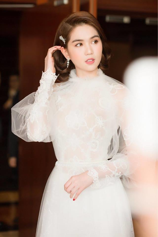 Chiếc áo dài được thiết kế phối ren kết hợp xuyên thấu, được khoác trên nền da trắng hồng nõn nà của cô nàng càng khiến nhan sắc của cô trở nên xinh đẹp bội phần.    