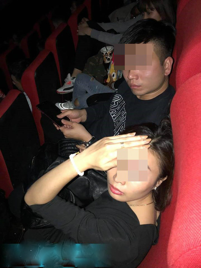 Cặp đôi bị cô vợ bắt quả tang.