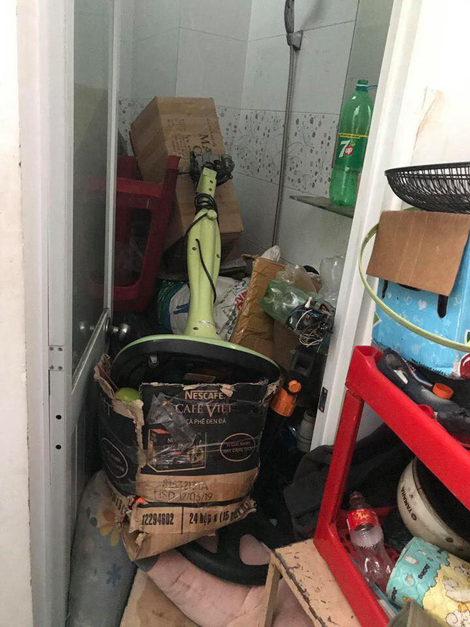 Đồ đạc bừa bãi khắp nhà.