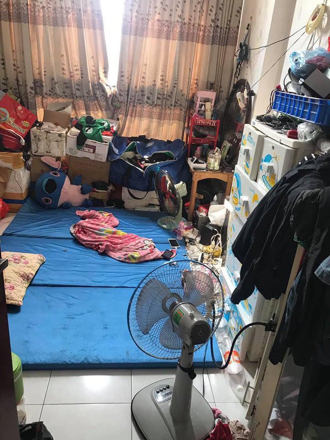 Quần áo đồ đạc để tứ tung trong phòng ngủ.