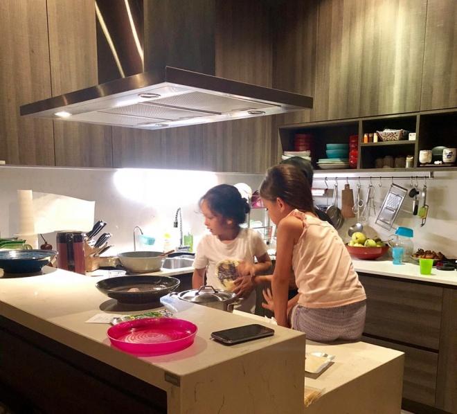 Lúc rảnh rỗi, đích thân Hồng Nhung vào bếp nấu ăn cho các con. Hai nhóc tỳ tỏ ra thích thú và tíu tít bên cạnh mẹ.    