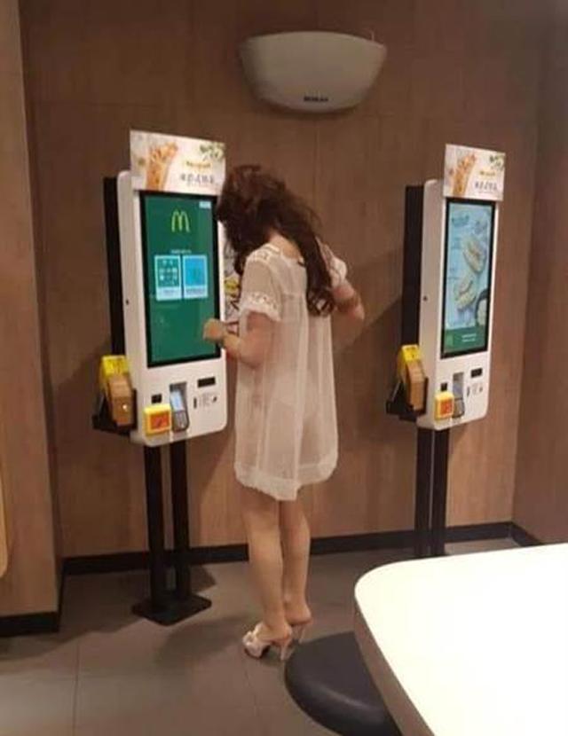 Cô gái mặc chiếc váy mỏng tang gây xôn xao.