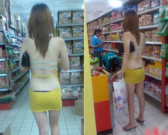 Cô gái 'mặc váy như không' vô tư đi mua đồ.