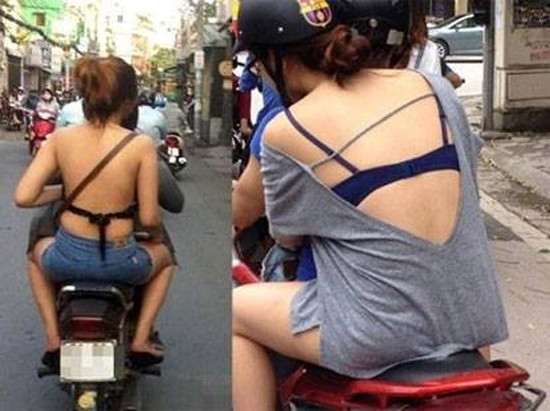 Người đi đường phải ái ngại thay cho các cô gái này.