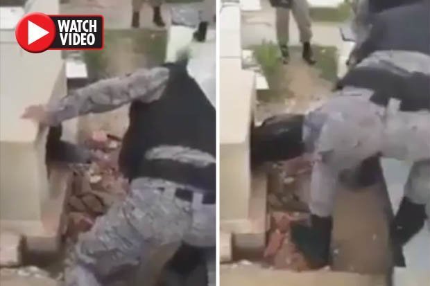 Ảnh cắt từ video cảnh sát đào mộ, cứu người đàn ông bị chôn sống. Ảnh Daily Star.