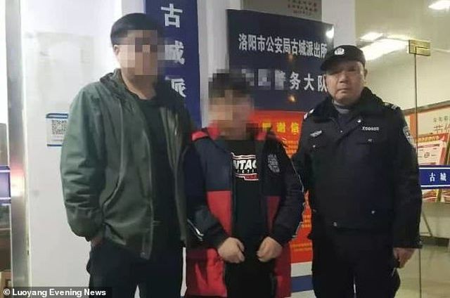 Cậu bé bị mẹ đánh và bỏ lại ngoài đường vì điểm thi không như mẹ mong đợi.