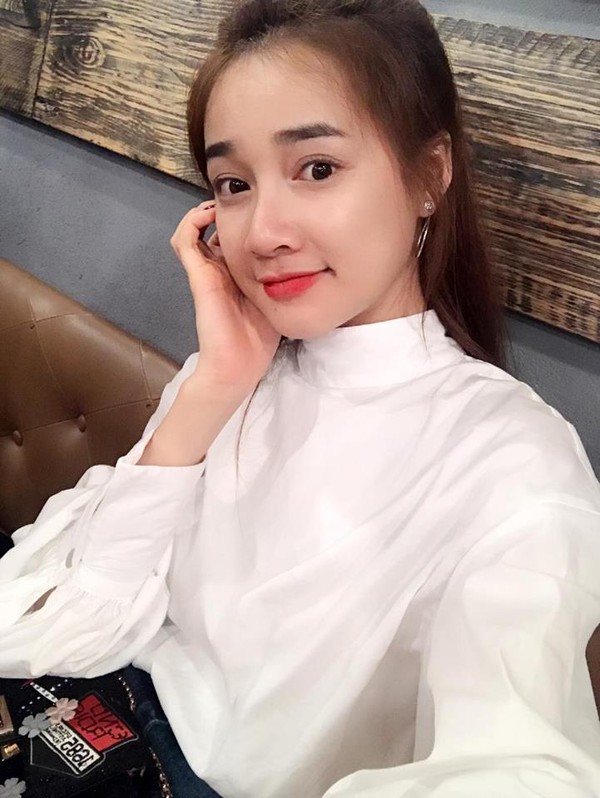 Số lượng áo sơ mi trắng của Nhã Phương chắc hẳn phải cực đồ sộ khi người hâm mộ thấy cô nàng xuất hiện liên tục trong kiểu Shbet999 com đăng nhập này.  