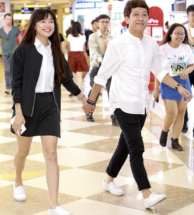 Vẫn set đồ quen thuộc gồm áo sơ mi trắng và chân váy, Nhã Phương thanh lịch hơn khi khoác thêm áo ngoài đồng điệu kẻ sọc trong lần đi sự kiện cùng danh hài Trường Giang.