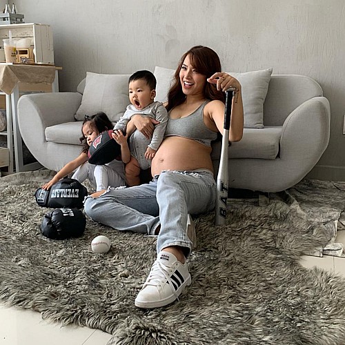 Trên Instagram cá nhân, nữ ca sĩ Hải Băng đã chia sẻ những hình ảnh bụng bầu tròn trĩnh, dễ thương khi đang ở tháng thứ 6 của thai kỳ. Cô bày tỏ niềm hạnh phúc khi được làm mẹ.    Ngay sau khi nữ ca sĩ chia sẻ, những tấm ảnh trên nhanh chóng nhận được vô số lượt like cũng như lời chúc mừng từ người hâm mộ và cộng đồng mạng.    Mang bầu lần ba sau khi sinh mổ con thứ hai mới tròn 3 tháng, Hải Băng từng bị bác sĩ cảnh báo có nguy cơ vỡ tử cung và khuyên không nên giữ lại đứa bé. Tuy nhiên cô cùng ông xã Thành Đạt quyết định giữ lại con và cầu mong mọi chuyện sẽ 