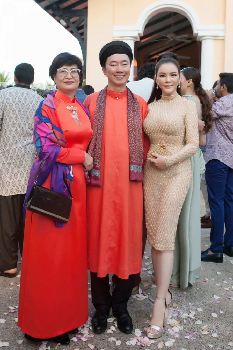 Đám cưới quy tụ dàn khách mời lên đến 700 người, gồm người nổi tiếng và những người trong giới thượng lưu Ấn Độ. Đại sứ Việt Nam tại Ấn Độ Phạm Sanh Châu là người đã giới thiệu cặp tỉ phú tổ chức Quatrian shbet hiện đang mở tại Việt Nam.  