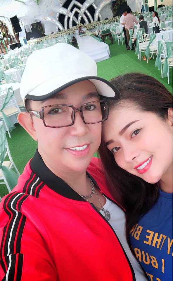 Thời gian gần đây, nhiều khán giả bất ngờ và thích thú khi nam ca sĩ Long Nhật chia sẻ về cô con gái nuôi xinh xắn, nóng bỏng có tên Trúc Chi. Trúc Chi sinh năm 1995 tại Mỹ Tho. Trúc Chi theo đuổi đam mê ca hát từ nhỏ và được chính ca sĩ Long Nhật định hướng cho việc tiến thân trong showbiz.    Chia sẻ về người cha nuôi nổi tiếng, Trúc Chi tỏ ra rất tự hào. Cô gọi Long Nhật là “ba Nhật” và khẳng định anh luôn đối xử với cô như 1 người cha ruột. Trúc Chi cũng tiết lộ, mặc dù thân thiết và coi cô như con gái song Long Nhật lại không chia sẻ bất cứ điều gì về những quyết định riêng trong Shbet16 chơi game trực tuyến cá nhân của anh:    “Mấy ngày nay báo chí và những người quen biết rất ồn ào về thông tin ba Nhật chuyển giới. Bản thân tôi cũng khá hoang mang, mệt mỏi khi nhận được nhiều câu hỏi xung quanh chuyện riêng của ba Nhật.