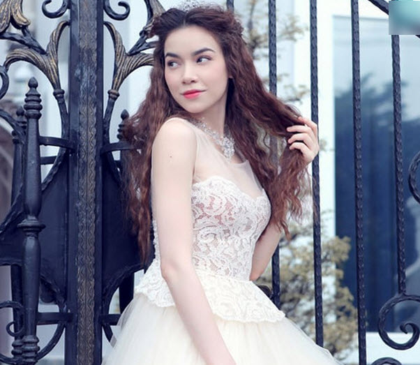 Kiểu tóc tết là Link Vào SHBET88 Mới Nhất dịu dàng, nữ tính và cực kỳ quyến rũ được Hồ Ngọc Hà ưa chuộng.