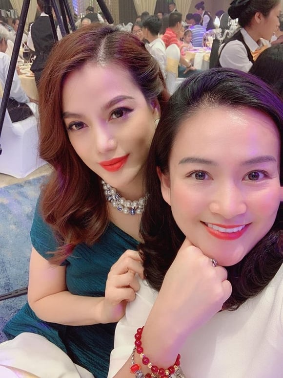 Mới đây, dân tình đã được phen xôn xao khi cho rằng Trương Ngọc Ánh chuẩn bị lên xe hoa với bạn trai qua dòng bình luận của cô và vợ Bình Minh. Cụ thể, bà xã Bình Minh đã đăng ảnh chụp cùng Trương Ngọc Ánh kèm theo chú thích: 