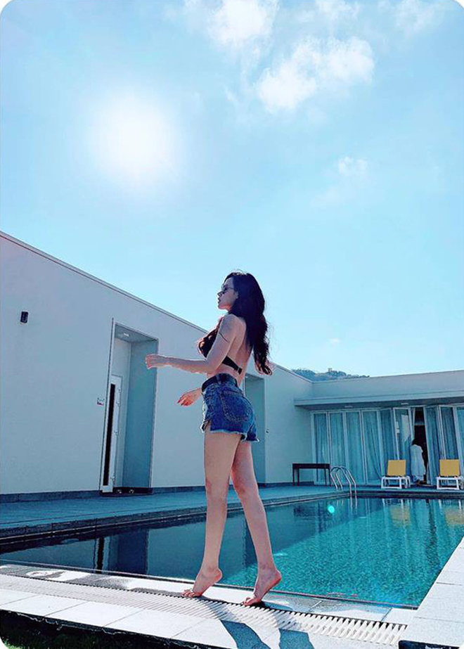Trong loạt hình mới, người đẹp tự tin khoe vòng 1 nóng bỏng cùng thân hình gợi cảm. Cách tạo dáng của cô cũng được fan khen ngợi rất quyến rũ và chuyên nghiệp.    
